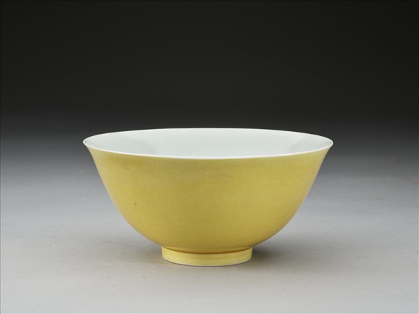 嬌黃釉白裡碗