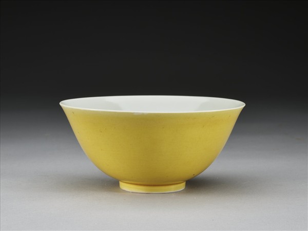 嬌黃釉白裡碗