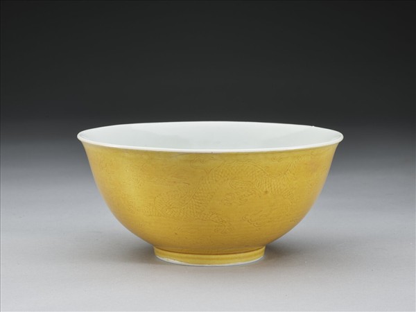 嬌黃釉龍紋白裡碗