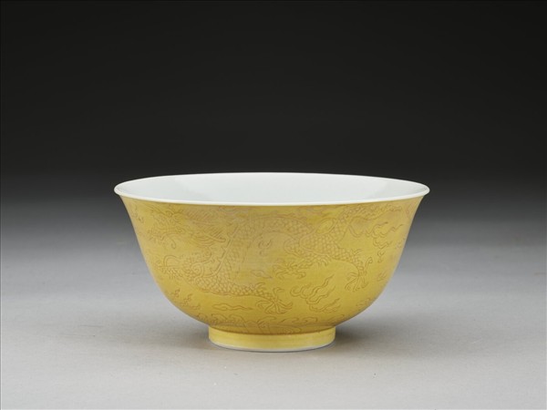 嬌黃釉龍紋白裡碗