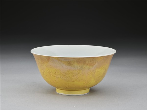 嬌黃釉龍紋白裡碗