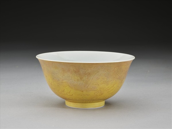 嬌黃釉龍紋白裡碗