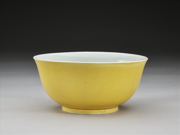 嬌黃釉白裡碗