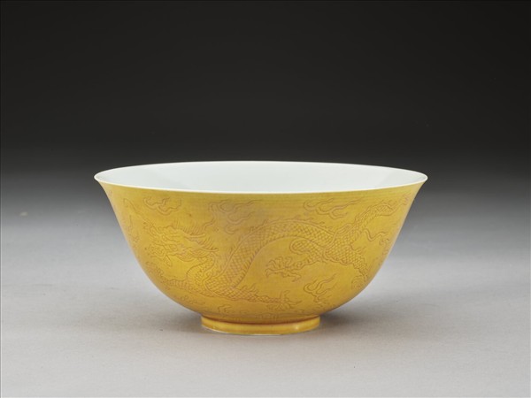 黃釉劃花雙龍紋碗