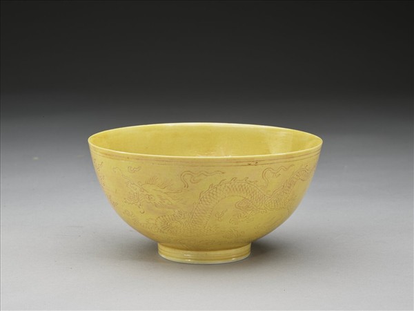 黃釉劃花雙龍紋碗