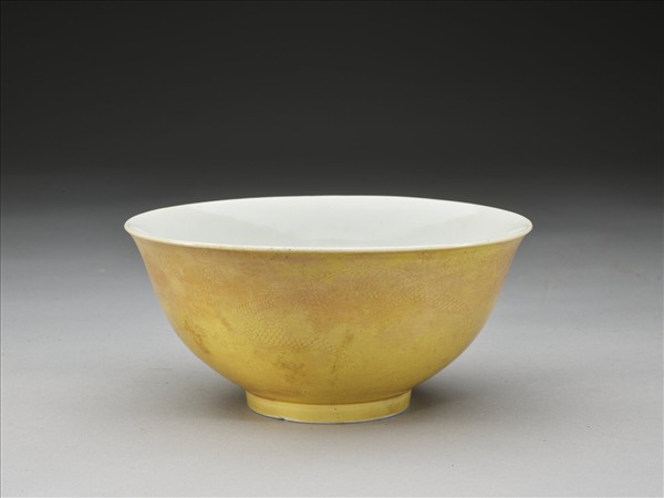 黃釉劃花雙龍紋碗