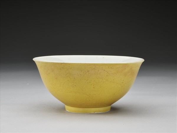 嬌黃釉龍紋白裡碗