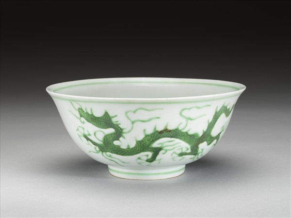 白瓷綠彩龍紋碗