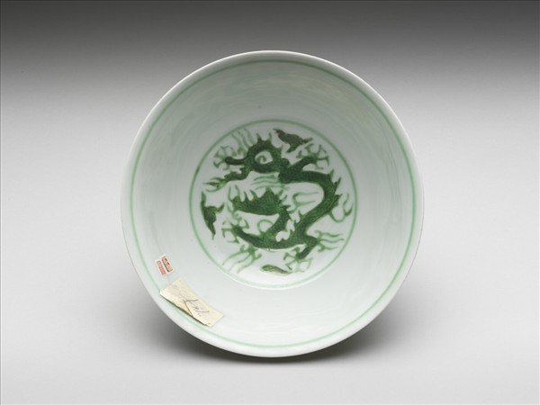 白瓷綠彩龍紋碗