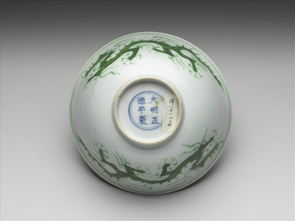 白瓷綠彩龍紋碗