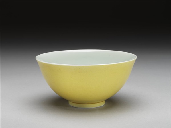 黃釉白裡碗