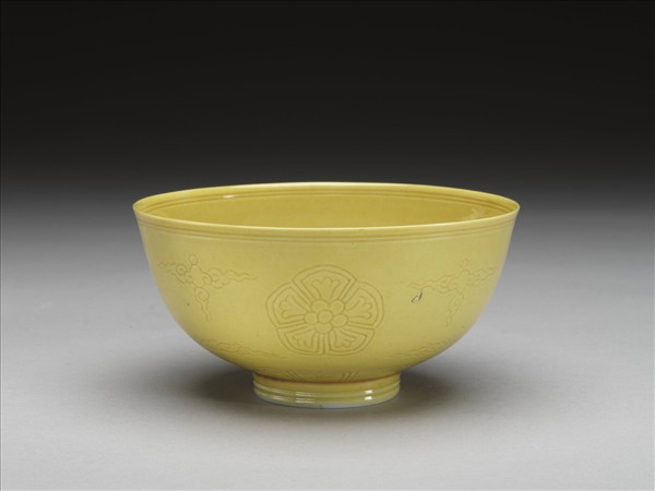 黃釉花卉紋碗