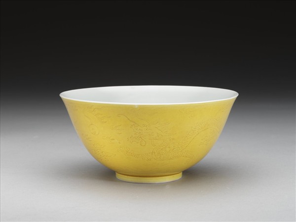 黃釉劃花雙龍紋碗