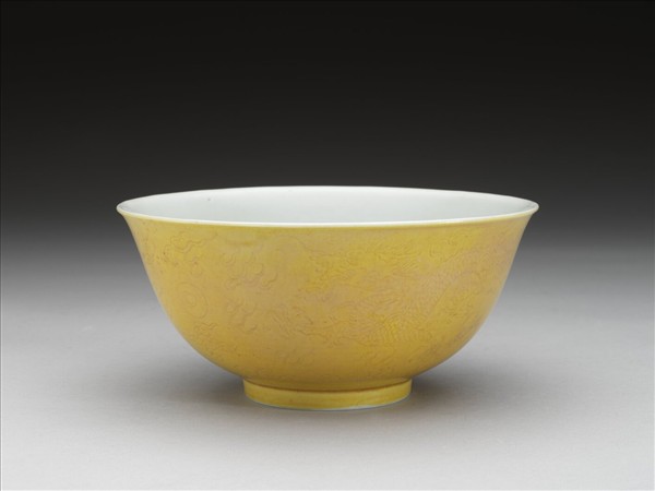 嬌黃釉龍紋白裡碗