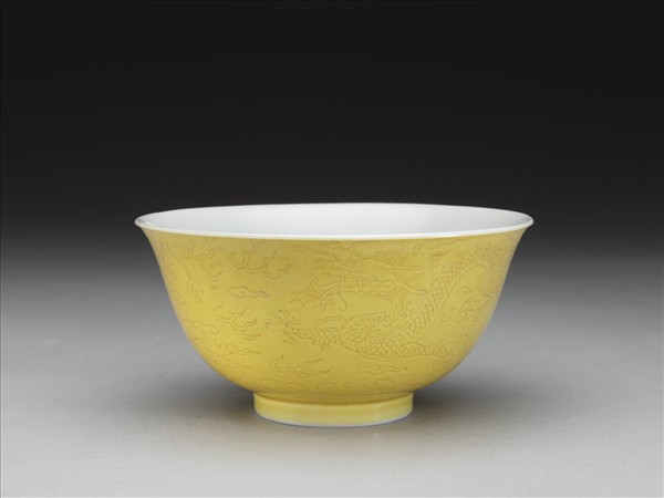 嬌黃釉龍紋白裡碗