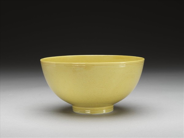 黃釉劃花雙龍紋碗