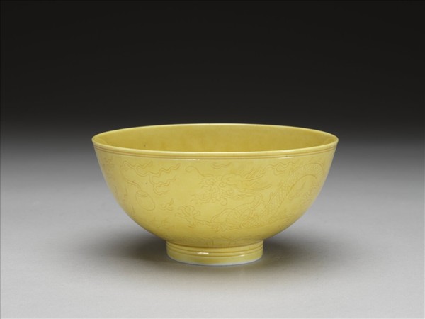 黃釉劃花雙龍紋碗