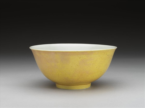 黃釉劃花雙龍紋碗