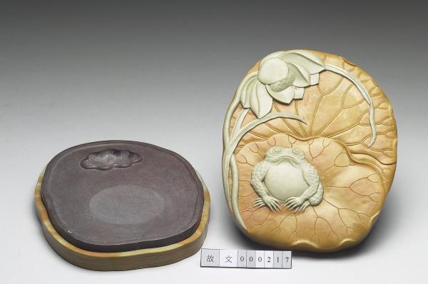 松花石荷塘蛙鳴圖硯