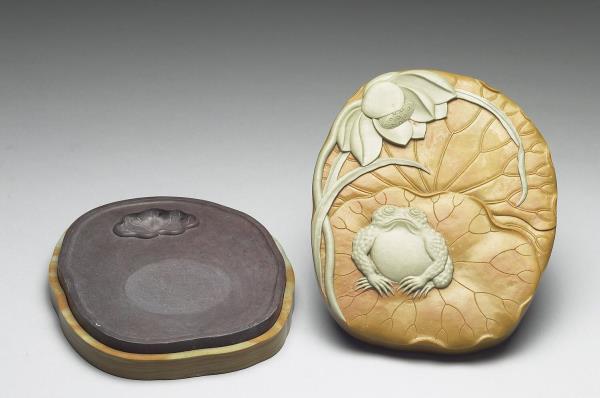 松花石荷塘蛙鳴圖硯