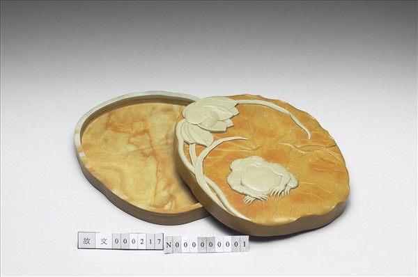 松花石荷塘蛙鳴圖硯盒