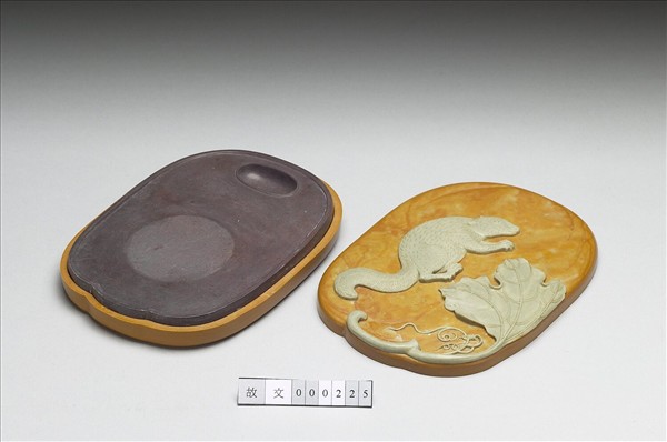 松花石松鼠瓜藤圖硯