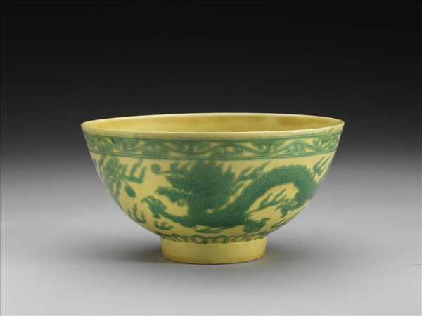 嬌黃釉綠彩龍鳳紋碗