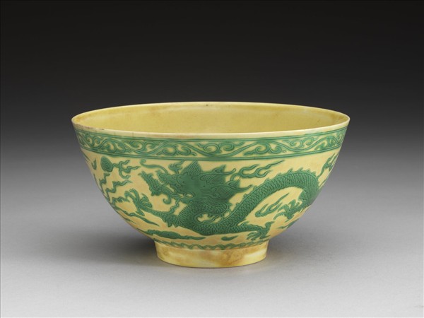 嬌黃釉綠彩龍鳳紋碗
