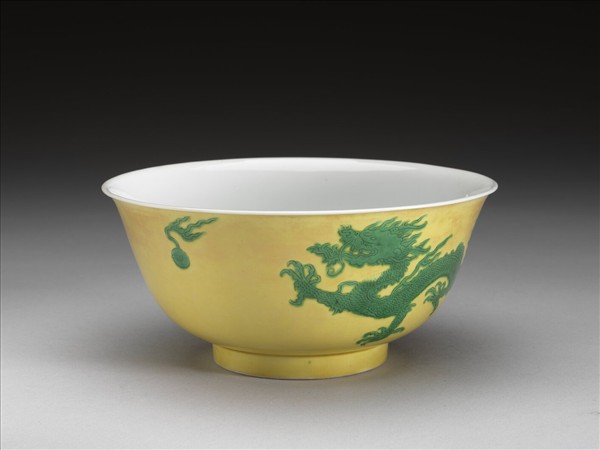 嬌黃釉綠彩雙龍戲珠紋碗