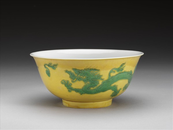 嬌黃釉綠彩雙龍戲珠紋碗