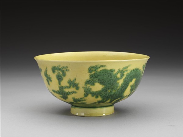 嬌黃釉綠彩雙龍戲珠紋碗