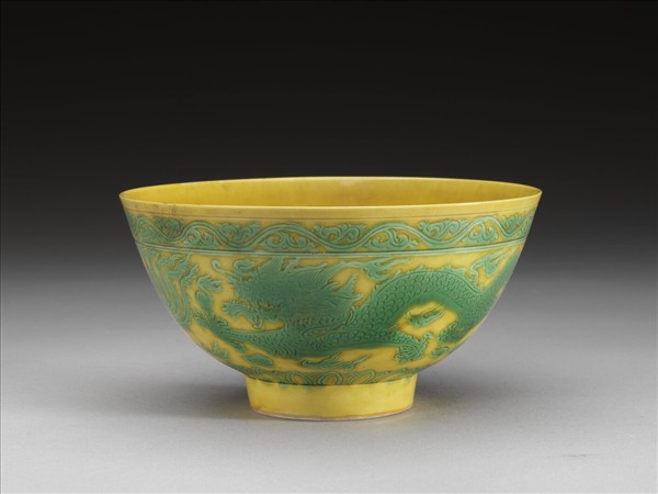嬌黃釉綠彩龍鳳紋碗