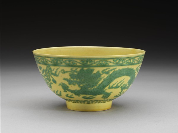 嬌黃釉綠彩龍鳳紋碗
