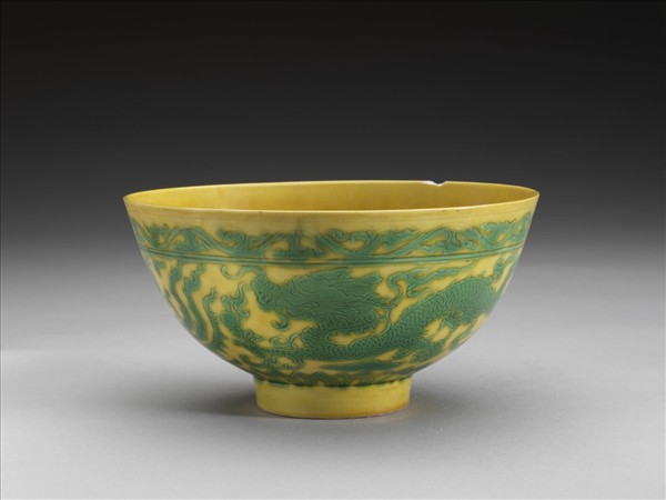嬌黃釉綠彩龍鳳紋碗