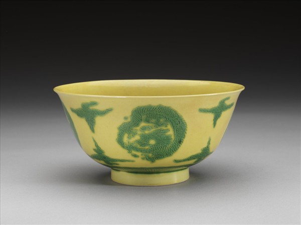 嬌黃釉綠彩團龍紋碗