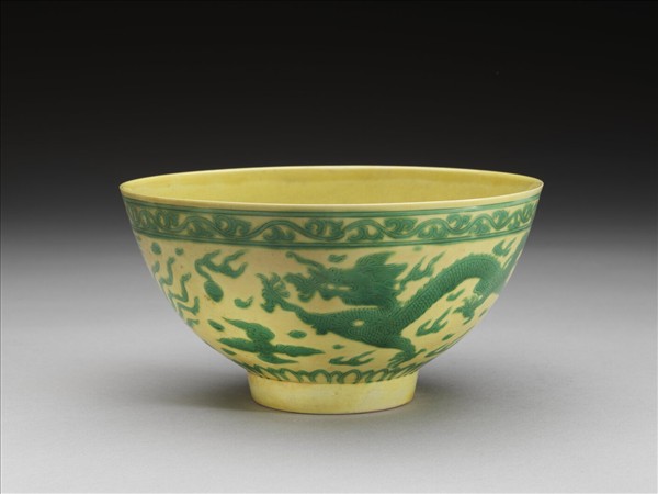 嬌黃釉綠彩龍鳳紋碗