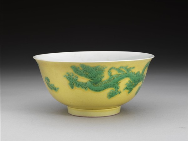 嬌黃釉綠彩雙龍戲珠紋碗