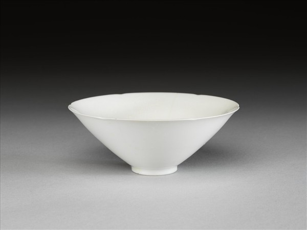 甜白釉番蓮八寶紋葵瓣口碗