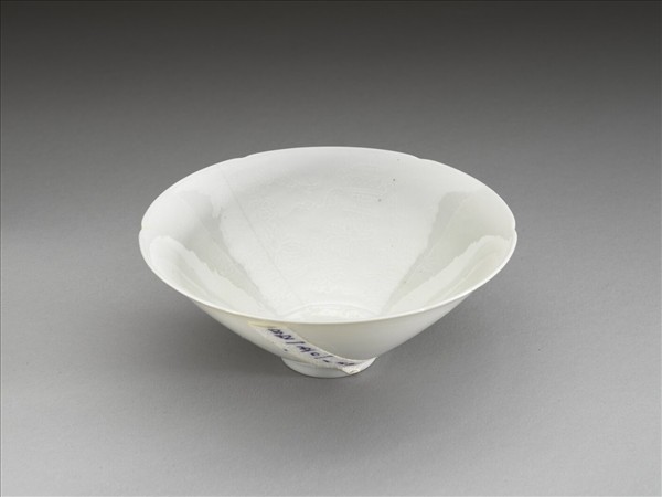 甜白釉番蓮八寶紋葵瓣口碗