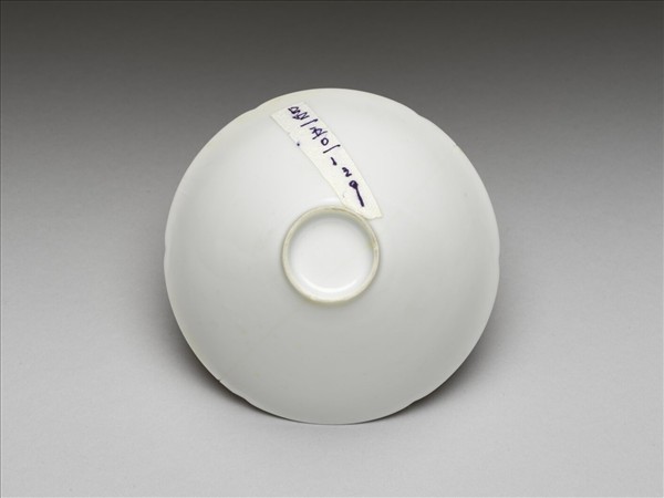 甜白釉番蓮八寶紋葵瓣口碗