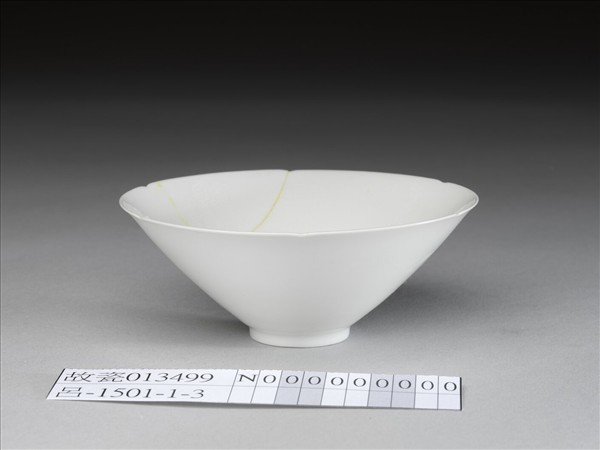 甜白釉番蓮八寶紋葵瓣口碗