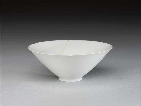 甜白釉番蓮八寶紋葵瓣口碗