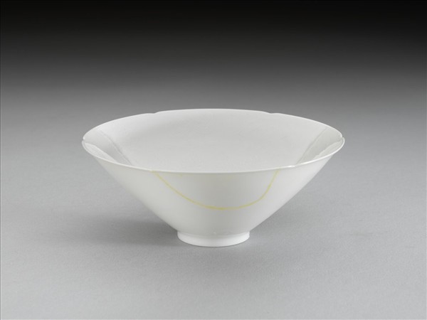 甜白釉番蓮八寶紋葵瓣口碗