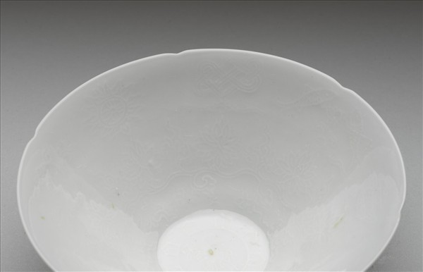 甜白釉番蓮八寶紋葵瓣口碗