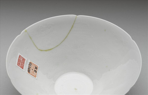 甜白釉番蓮八寶紋葵瓣口碗