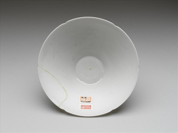 甜白釉番蓮八寶紋葵瓣口碗