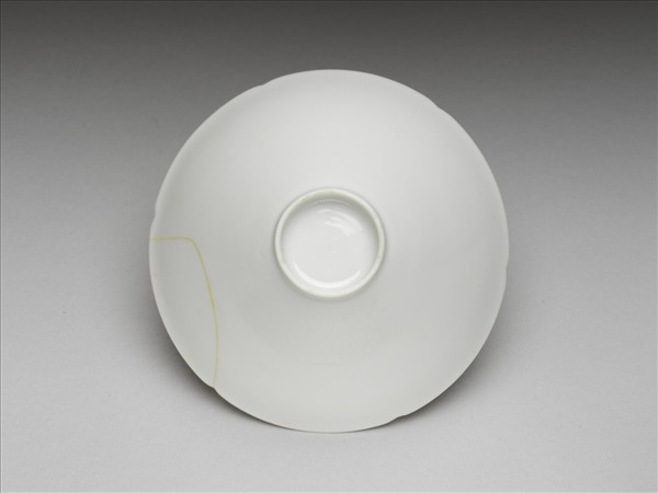 甜白釉番蓮八寶紋葵瓣口碗