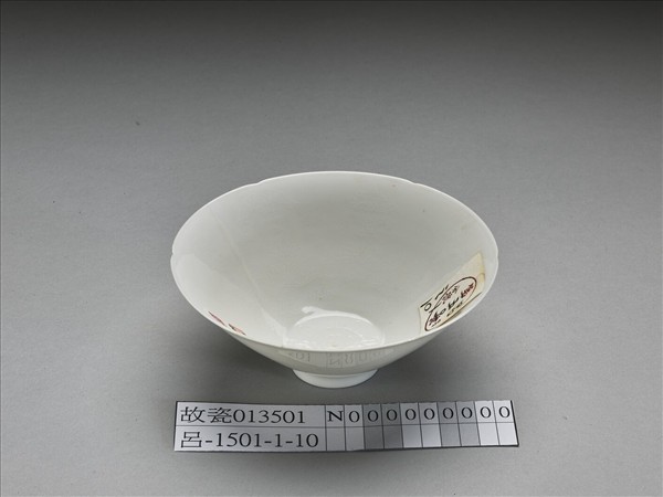 甜白釉番蓮八寶紋葵瓣口碗