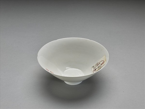 甜白釉番蓮八寶紋葵瓣口碗