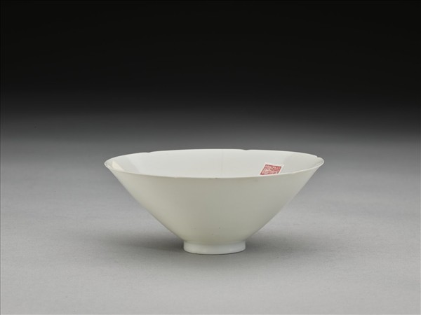 甜白釉番蓮八寶紋葵瓣口碗